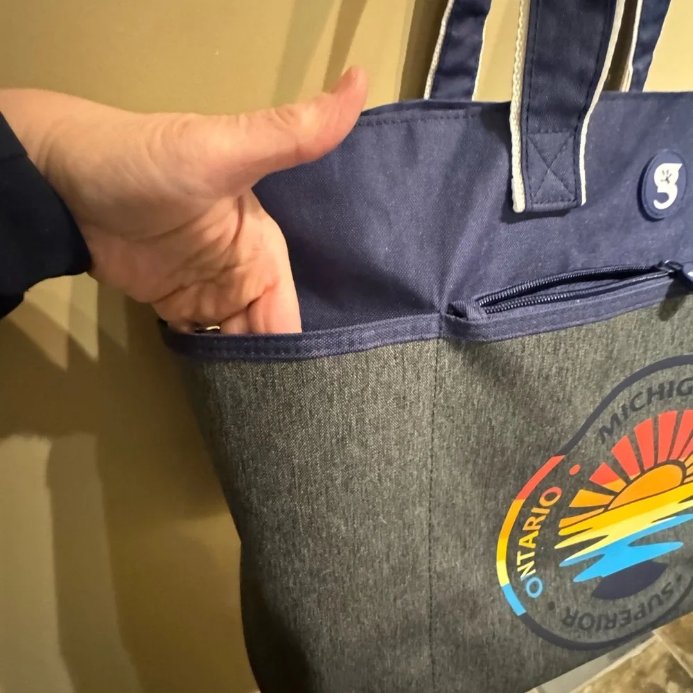 Geckobrands Michigan Lakes Oversized Waterproof Beach Tote EUC